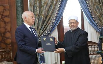 الإمام الأكبر يهدي الرئيس التونسي نسخة من وثيقة الأخوة الإنسانية 