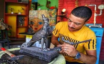 «إبراهيم صلاح».. فنان مصري صنع من الخردة أكبر تمثال لحورس