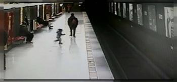 إنقاذ طفل سقط على السكك الحديدية  قبل ثوان من وصول القطار