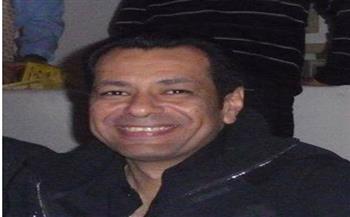 الخائن محمد عويس يٌقبّل رأس أم الشهيد محمد مبروك في جنازته (فيديو)