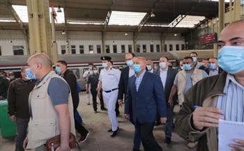 في جولته بمحطة رمسيس.. وزير النقل يطبق لائحة الجزاءات على سائق قطار 810