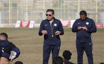 خالد جلال يعقد جلسة مع لاعبي البنك الأهلى استعدادا لمواجهة دجلة 