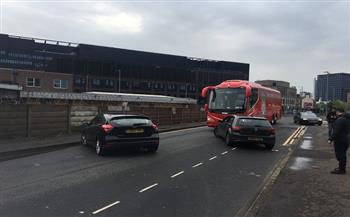 جماهير مانشستر يونايتد تعترض حافلة ليفربول قبل مواجهة اليوم 