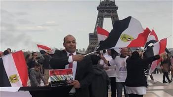 بمظاهرات حب.. الجالية المصرية فى فرنسا تستقبل الرئيس السيسى بالأعلام