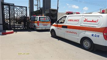 سيارات الإسعاف تنقل جرحى قطاع غزة عبر معبر رفح لتلقي العلاج
