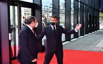 كواليس استقبال الرئيس الفرنسي للرئيس السيسي بقصر المؤتمرات بباريس (صور)