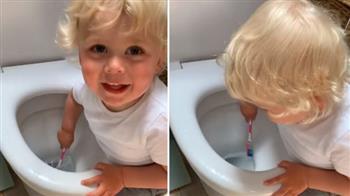 أم تعثر على طفلها ينظف المرحاض بفرشاة أسنانها (فيديو)