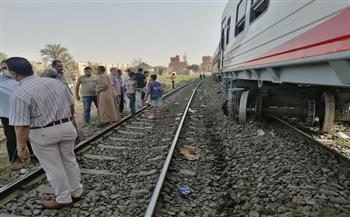 بالصور.. إعادة مسار قطار خرج عن القضبان بالسكة الحديدية في بني سويف 