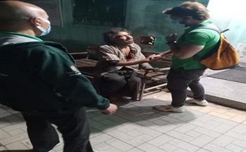 «كبار بلا مأوى» ينقذ شابًا من الشارع ويودعه بمستشفى العباسية