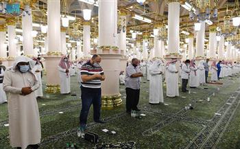 جموع المصلين يؤدون صلاة القيام ليلة 27 في المسجد النبوي