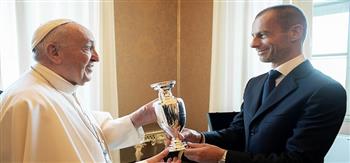 البابا فرانسيس يحصل على نموذج لكأس بطولة "يورو 2020" قبل انطلاقها