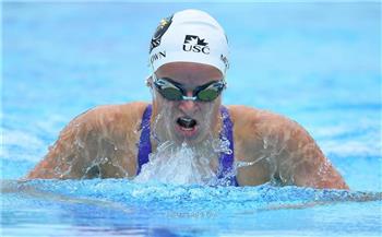أسترالية تحطم الرقم القياسي العالمي لسباحة 100 متر