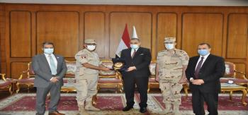 رئيس جامعة كفر الشيخ يكرم مدير إدارة التربية العسكرية 