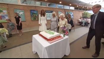 موقف طريف للملكة إليزابيث مع كعكة كبيرة (فيديو)