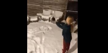 الثلج الحارق.. فتاة تتعرض لحروق في الوجه بسبب تحد جليدي (فيديو)