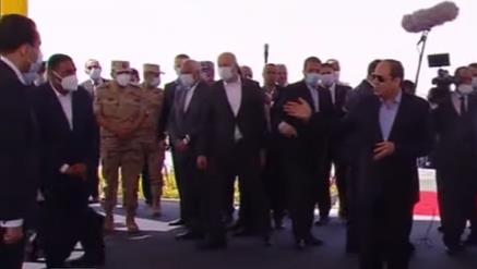 الرئيس السيسي يلتقط صورًا تذكارية مع مسئولي وعمال مشروع "مستقبل مصر"