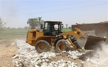 محافظة قنا تشدد على إزالة التعديات على الأراضي الزراعية بالتنسيق مع وحدة المتغيرات