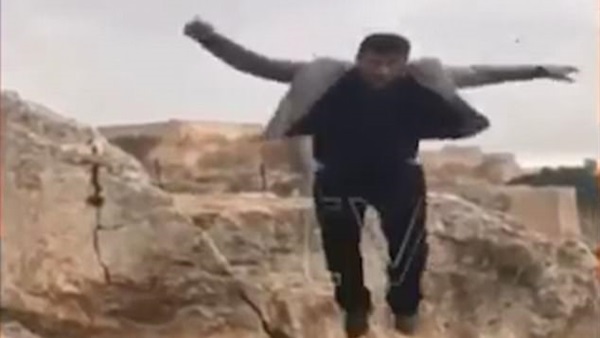 بالفيديو رجل يسقط من فوق جبل أثناء التقاطه صورة عيد ميلاده دار الهلال