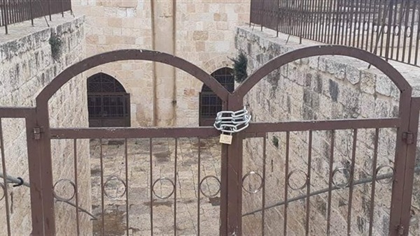 القدس الاحتلال يغلق إحدى بوابات الأقصى بالسلاسل الحديدية دار الهلال