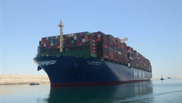 بالفيديو والصور قناة السويس تشهد عبور السفينة Hmm Algeciras أكبر سفينة حاويات في العالم حمولتها 24 ألف حاوية مكافئة ويبلغ طولها 400 متر وعرضها 61 متر ا دار الهلال
